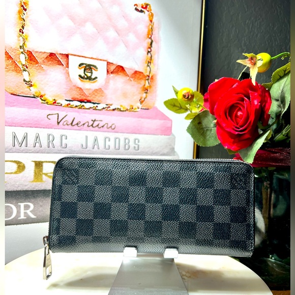 Louis Vuitton Damier GUC Graphite
Vertical zippy wallet - Picture 3 of 17